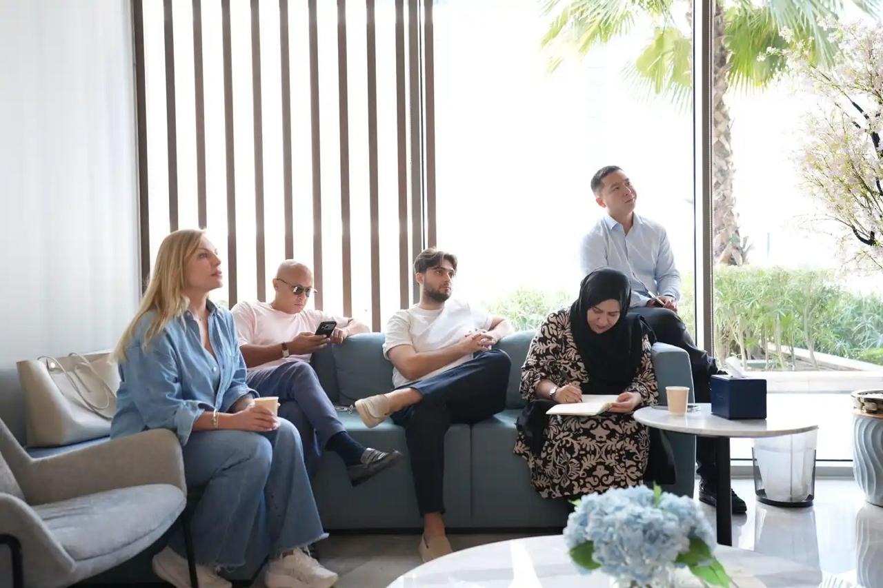لحظة من فريق مجموعة إيديجوف